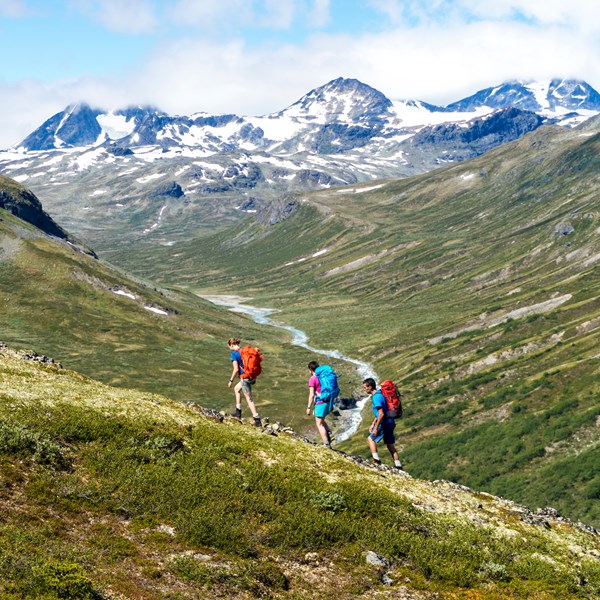 Bukkelægeret ridge overlooking Memurudalen valley.jpg