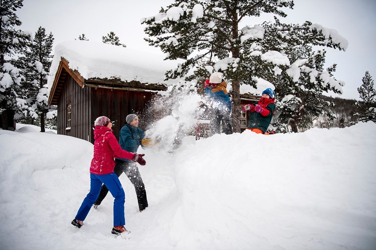 Family playing in the snow by Lemonsjøen.